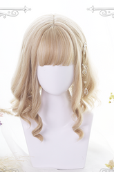Goldene Air-Bangs, kurzes lockiges Haar, süße Lolita-Perücken